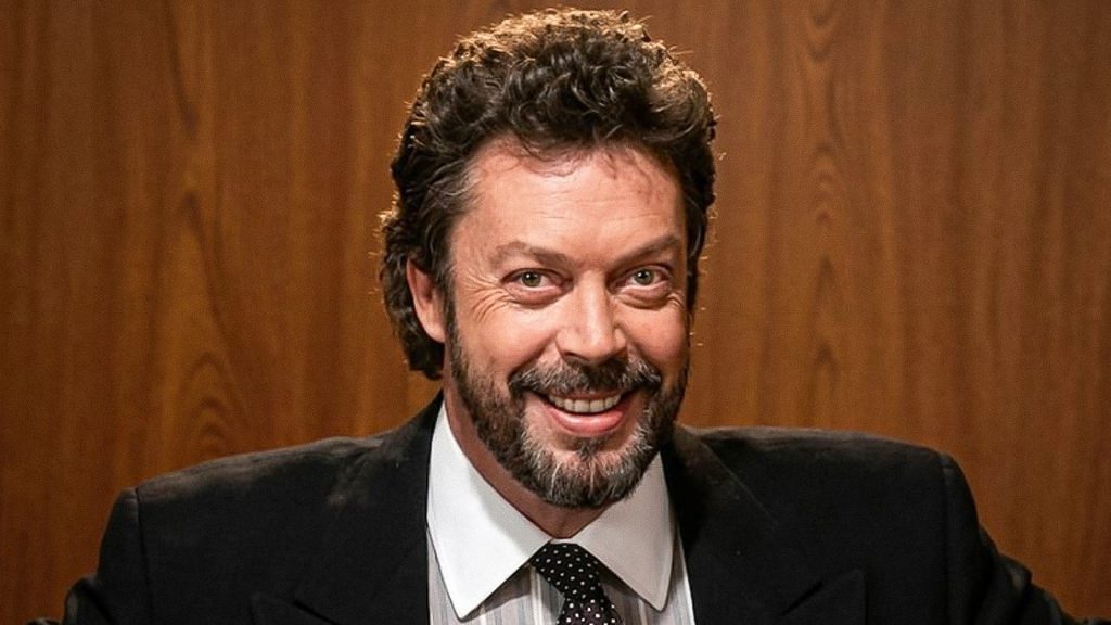 Tim Curry, actor británico, sonríe durante una entrevista o sesión fotográfica.