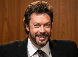 Muere Tim Curry, el inolvidable actor de “It” y “Mi pobre angelito” Tim Curry, actor británico, sonríe durante una entrevista o sesión fotográfica.
