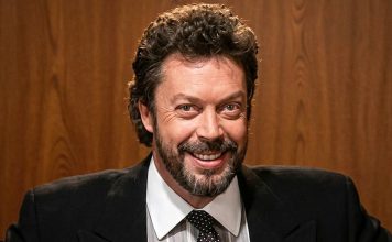 Muere Tim Curry, el inolvidable actor de “It” y “Mi pobre angelito” Tim Curry, actor británico, sonríe durante una entrevista o sesión fotográfica.