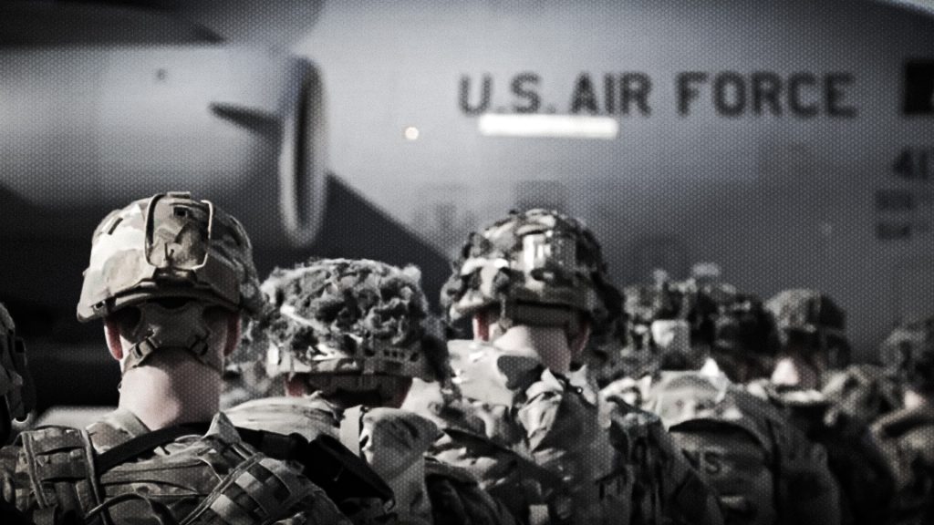 Tropas estadounidenses durante la retirada de Irak junto a un avión militar.