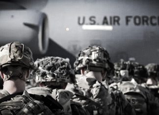 Irán expone debilidad militar de Estados Unidos e Israel Tropas estadounidenses durante la retirada de Irak junto a un avión militar.