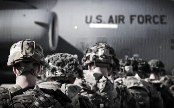 Irán expone debilidad militar de Estados Unidos e Israel Tropas estadounidenses durante la retirada de Irak junto a un avión militar.