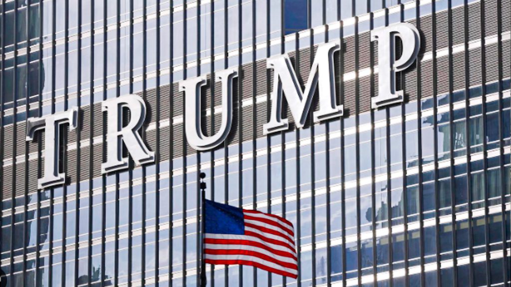 Sede de Trump Media and Technology Group con bandera de Estados Unidos