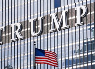 Estadounidenses: “Negocios de Donald Trump influyen en sus decisiones presidenciales” Sede de Trump Media and Technology Group con bandera de Estados Unidos