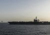 Marinero enfrenta sanciones tras saltar de portaaviones de EEUU Portaaviones USS Abraham Lincoln navega por el mar con aviones sobre su cubierta.