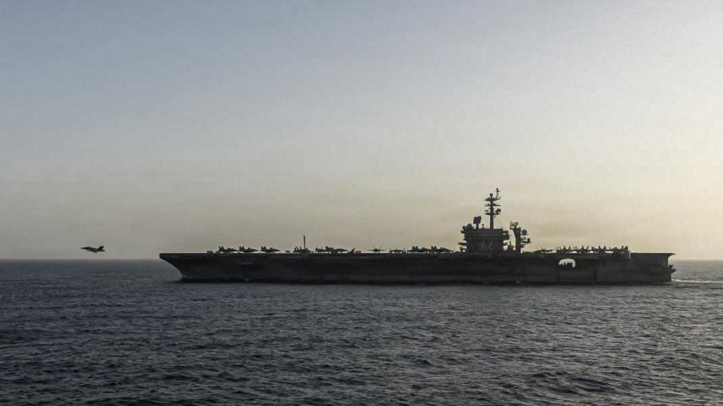 Portaaviones USS Abraham Lincoln navega por el mar con aviones sobre su cubierta.