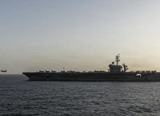 Marinero enfrenta sanciones tras saltar de portaaviones de EEUU Portaaviones USS Abraham Lincoln navega por el mar con aviones sobre su cubierta.