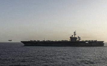 Marinero enfrenta sanciones tras saltar de portaaviones de EEUU Portaaviones USS Abraham Lincoln navega por el mar con aviones sobre su cubierta.