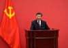 China defiende su relación económica con Irán Xi Jinping pronuncia un discurso junto a la bandera del Partido Comunista de China.