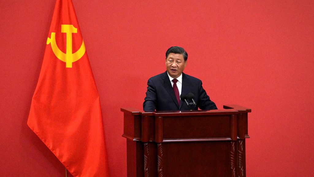 Xi Jinping pronuncia un discurso junto a la bandera del Partido Comunista de China.