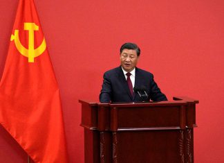 China defiende su relación económica con Irán Xi Jinping pronuncia un discurso junto a la bandera del Partido Comunista de China.