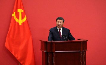 China defiende su relación económica con Irán Xi Jinping pronuncia un discurso junto a la bandera del Partido Comunista de China.