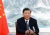 China rechaza nuevas sanciones de Donald Trump contra Irán La fotografía muestra a Xi Jinping, presidente de China, sentado frente a dos micrófonos y junto a la bandera china.