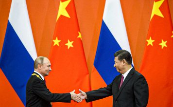 Vladímir Putin y Xi Jinping se reunirán en Kirguistán durante cumbre de la OCS Xi Jinping y Vladímir Putin se estrechan la mano frente a las banderas de China y Rusia en Pekín.