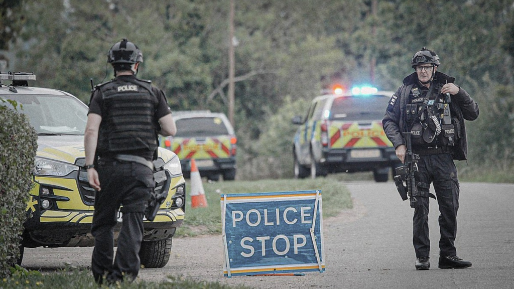 Operativo policial en una carretera cercana a la base aérea RAF Fairford, en Inglaterra