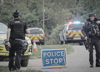 Alerta en base de Estados Unidos usada contra Irán Operativo policial en una carretera cercana a la base aérea RAF Fairford, en Inglaterra