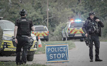 Alerta en base de Estados Unidos usada contra Irán Operativo policial en una carretera cercana a la base aérea RAF Fairford, en Inglaterra