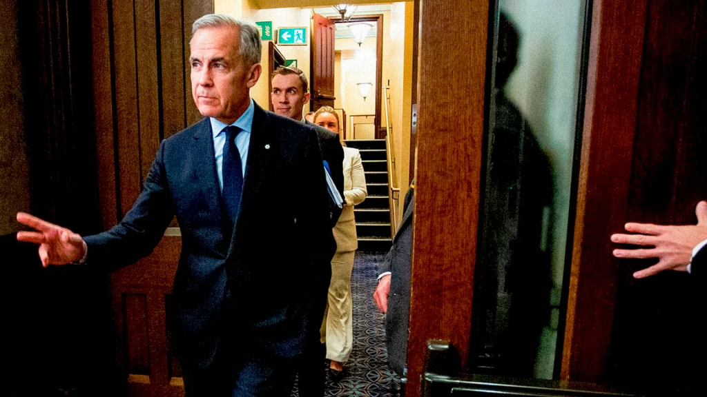 El primer ministro de Canadá, Mark Carney, se dirige a una conferencia de prensa en el Parlamento en Ottawa