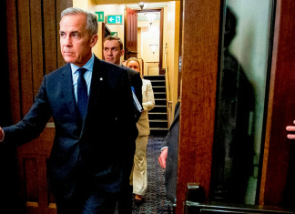 Canadá busca acercarse a Europa tras enemistarse con Donald Trump El primer ministro de Canadá, Mark Carney, se dirige a una conferencia de prensa en el Parlamento en Ottawa