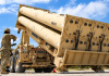 Estados Unidos acelera el agotamiento de sus interceptores ante ataques de Irán Un soldado estadounidense opera un sistema de defensa antimisiles THAAD, uno de los interceptores de alta gama utilizados por Washington ante ataques con misiles balísticos.