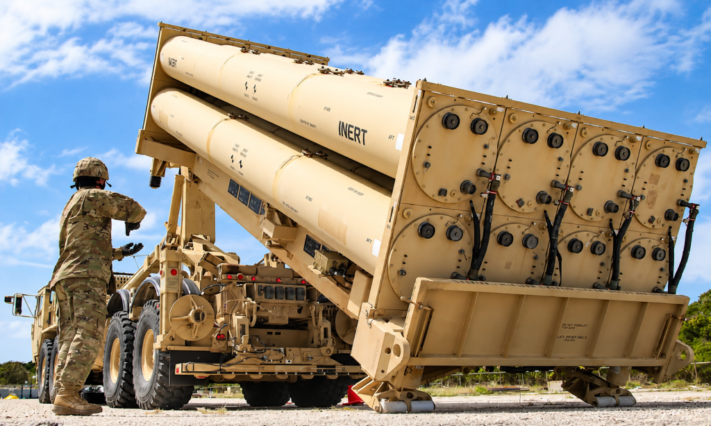 Un soldado estadounidense opera un sistema de defensa antimisiles THAAD, uno de los interceptores de alta gama utilizados por Washington ante ataques con misiles balísticos.