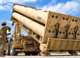 Estados Unidos acelera el agotamiento de sus interceptores ante ataques de Irán Un soldado estadounidense opera un sistema de defensa antimisiles THAAD, uno de los interceptores de alta gama utilizados por Washington ante ataques con misiles balísticos.