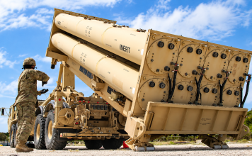 Estados Unidos acelera el agotamiento de sus interceptores ante ataques de Irán Un soldado estadounidense opera un sistema de defensa antimisiles THAAD, uno de los interceptores de alta gama utilizados por Washington ante ataques con misiles balísticos.