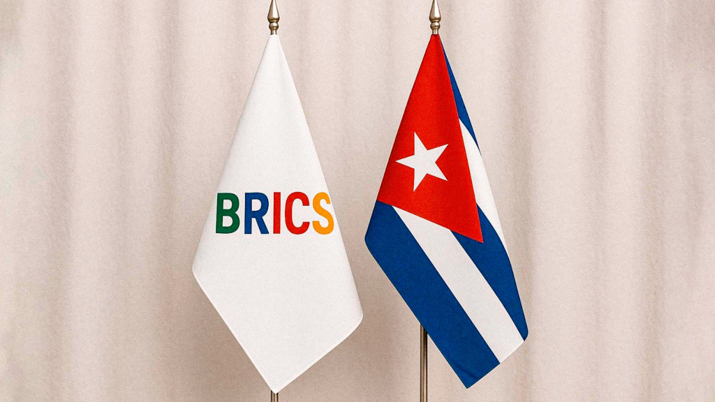Las banderas de Cuba y los BRICS, símbolo del acercamiento de la nación caribeña al bloque de economías emergentes
