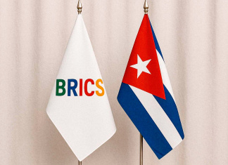 Cuba evalúa convertirse en miembro pleno de los BRICS Las banderas de Cuba y los BRICS, símbolo del acercamiento de la nación caribeña al bloque de economías emergentes