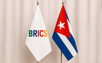 Cuba evalúa convertirse en miembro pleno de los BRICS Las banderas de Cuba y los BRICS, símbolo del acercamiento de la nación caribeña al bloque de economías emergentes