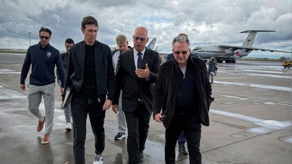 Steve Witkoff y Jared Kushner, enviados del presidente de Estados Unidos, Donald Trump, llegan al aeropuerto internacional Vnúkovo de Moscú.
