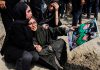 Estados Unidos mató a más de 120 niños en Irán usando Inteligencia Artificial Familiares lloran junto a la tumba de una de las víctimas del ataque estadounidense contra la escuela de Minab, donde murieron más de 120 niños.