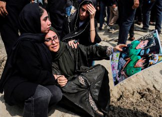 Estados Unidos mató a más de 120 niños en Irán usando Inteligencia Artificial Familiares lloran junto a la tumba de una de las víctimas del ataque estadounidense contra la escuela de Minab, donde murieron más de 120 niños.