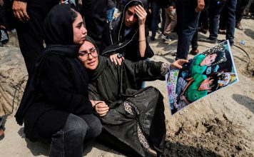 Estados Unidos mató a más de 120 niños en Irán usando Inteligencia Artificial Familiares lloran junto a la tumba de una de las víctimas del ataque estadounidense contra la escuela de Minab, donde murieron más de 120 niños.