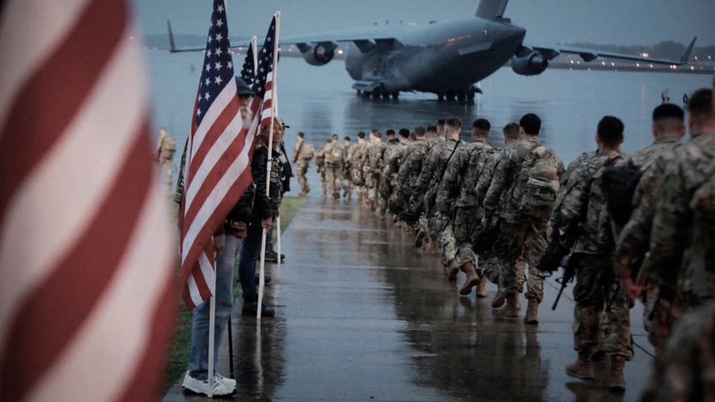 Paracaidistas estadounidenes de la 1.ª Brigada de Combate de la 82.ª División Aerotransportada preparan su equipo y cargan aeronaves en Fort Bragg.