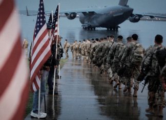 Estados Unidos retira sus tropas de Irak tras más de dos décadas de invasión Paracaidistas estadounidenes de la 1.ª Brigada de Combate de la 82.ª División Aerotransportada preparan su equipo y cargan aeronaves en Fort Bragg.
