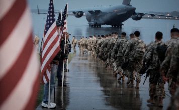 Estados Unidos retira sus tropas de Irak tras más de dos décadas de invasión Paracaidistas estadounidenes de la 1.ª Brigada de Combate de la 82.ª División Aerotransportada preparan su equipo y cargan aeronaves en Fort Bragg.