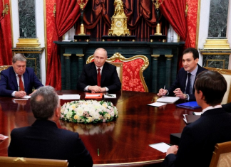 Esto pasó durante el encuentro entre Vladímir Putin y los enviados de Donald Trump Vladímir Putin, presidente de Rusia, durante su reunión con enviados estadounidenses en el Kremlin.