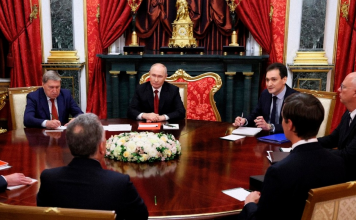 Esto pasó durante el encuentro entre Vladímir Putin y los enviados de Donald Trump Vladímir Putin, presidente de Rusia, durante su reunión con enviados estadounidenses en el Kremlin.