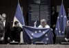 Hungría: Ucrania no está preparada para ingresar a la Unión Europea Volodímir Zelenski, sostiene una bandera de la Unión Europea durante una visita al Parlamento Europeo en el año 2023
