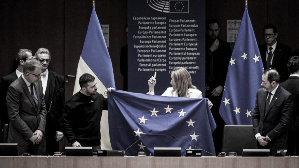 Volodímir Zelenski, sostiene una bandera de la Unión Europea durante una visita al Parlamento Europeo en el año 2023