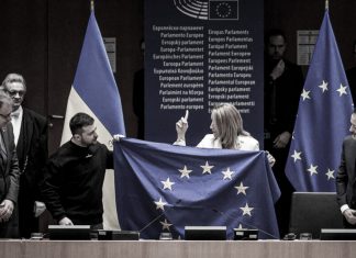 Hungría: Ucrania no está preparada para ingresar a la Unión Europea Volodímir Zelenski, sostiene una bandera de la Unión Europea durante una visita al Parlamento Europeo en el año 2023