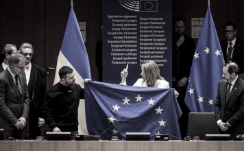 Hungría: Ucrania no está preparada para ingresar a la Unión Europea Volodímir Zelenski, sostiene una bandera de la Unión Europea durante una visita al Parlamento Europeo en el año 2023