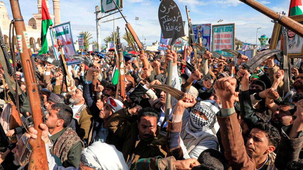 Combatientes hutíes participan en una movilización armada en Saná, Yemen, en medio de la escalada de tensiones con Arabia Saudita y sus aliados regionales.