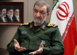 Irán: Estados Unidos no tiene más opción que aceptar nuestras condiciones El General de división Mohsen Rezai durante una entrevista con la televisión iraní