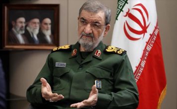 Irán: Estados Unidos no tiene más opción que aceptar nuestras condiciones El General de división Mohsen Rezai durante una entrevista con la televisión iraní