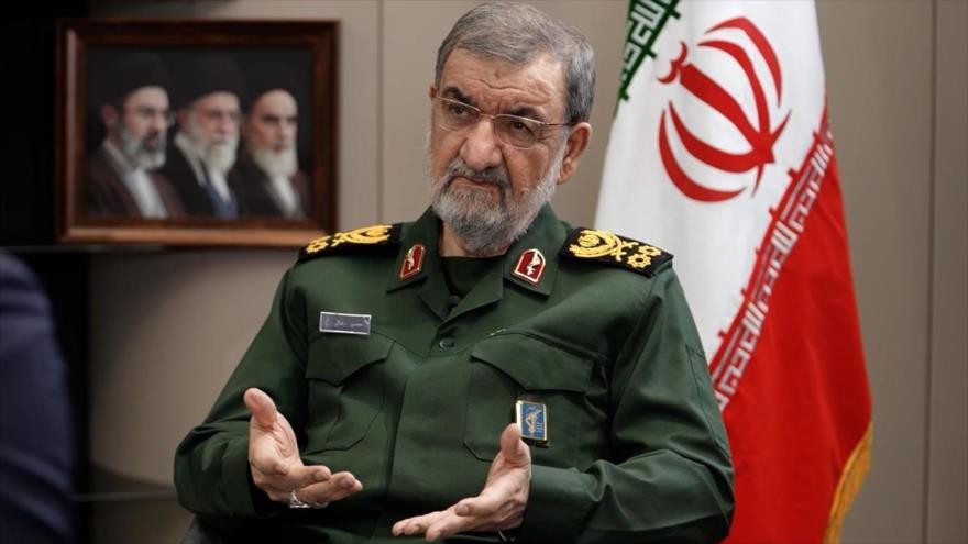El General de división Mohsen Rezai durante una entrevista con la televisión iraní