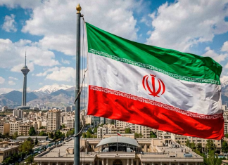 Irán prepara su contraofensiva económica contra Estados Unidos La bandera de Irán ondea en Teherán, capital de la República Islámica.