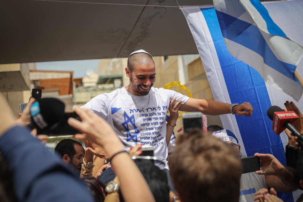 Elor Azaria es recibido por seguidores en Ramla, cerca de Tel Aviv, tras salir de prisión en mayo de 2018 después de cumplir nueve meses por la muerte de Abdel Fattah al-Sharif.