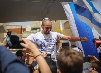 Israel indulta a exsoldado que mató de un disparo en la cabeza a palestino herido Elor Azaria es recibido por seguidores en Ramla, cerca de Tel Aviv, tras salir de prisión en mayo de 2018 después de cumplir nueve meses por la muerte de Abdel Fattah al-Sharif.